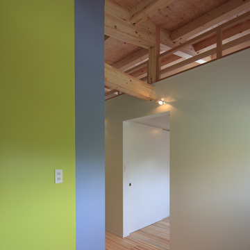 木質の天井と軽快なカラーリングの内壁