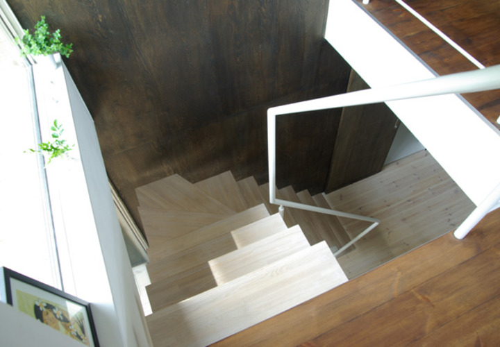 シンプルですっきりとしたデザイン階段