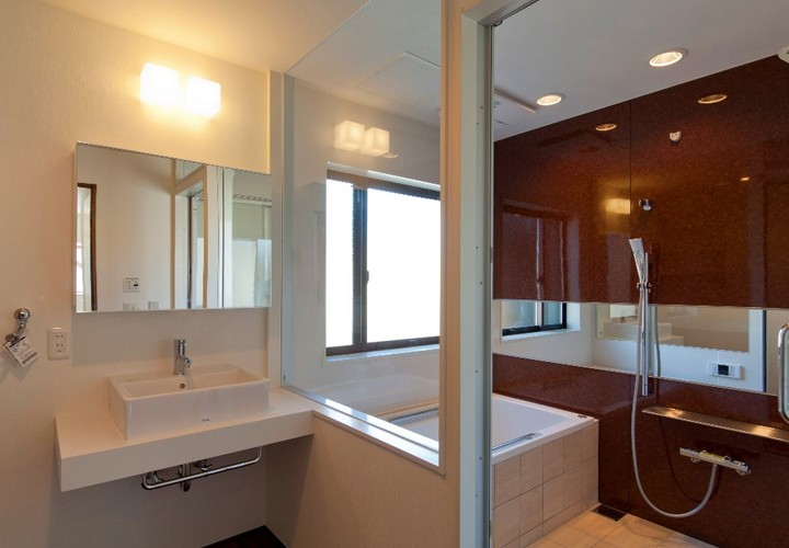 ガラス戸や鏡を使って広く快適に見せるバスルーム