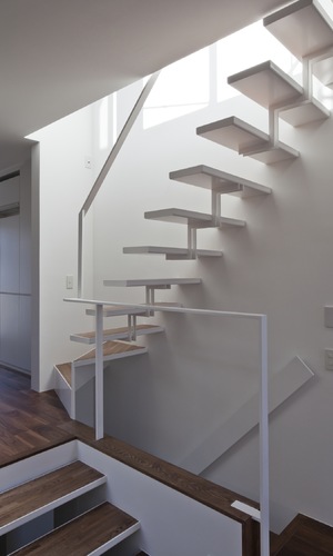 軽やかなデザインの階段