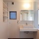 機能的でシンプルなデザインの洗面スペース