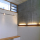 コンクリートや白い壁ナチュラルな木の質感と様々な素材が程よく融合した室内