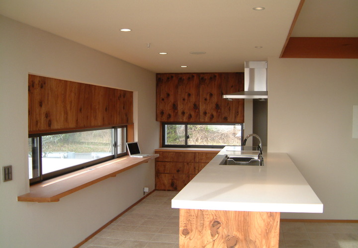 木板の風合いを生かした明るいオープンキッチン
