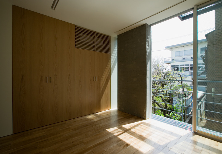 コンクリート木目白壁の組み合わせが美しい室内