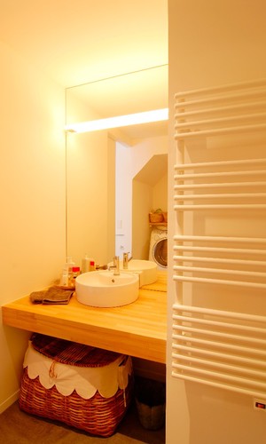 鏡と照明のデザインがおしゃれな洗面スペース