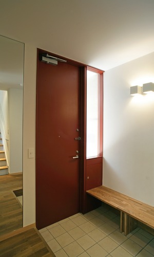 住宅用玄関は赤い扉が印象的