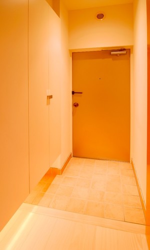 オレンジの扉がおしゃれな玄関