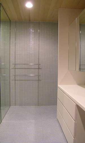 バスルームと洗面スペースは床壁とオシャレなモザイクタイル