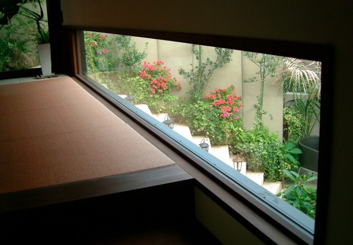 中庭の植栽を眺められる和室の下窓