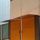 シンプルなデザインの玄関の庇