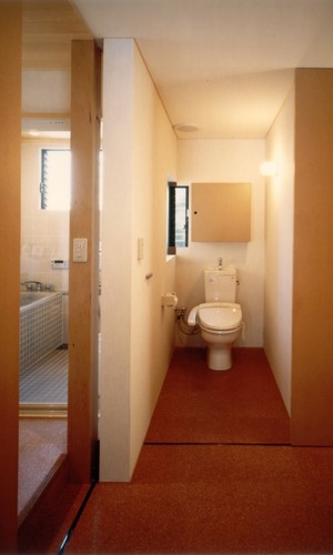バスルームと換気窓を挟んだトイレスペース