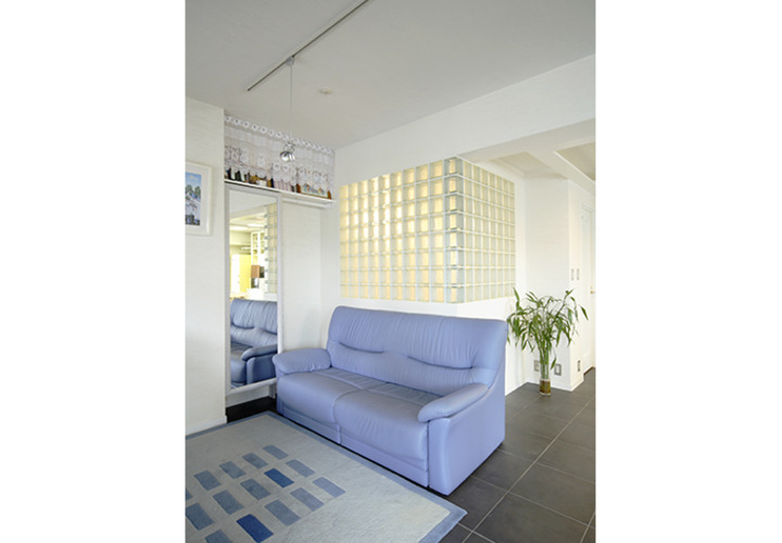 淡いブルーの家具が映えるシンプルな室内