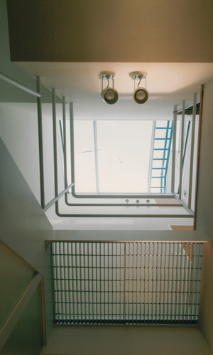 階段ホールの小さな廊下もグレーチングで下の階まで光が落ちる