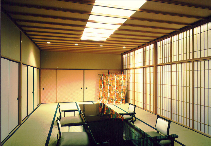 料亭は料理や芸だけでなく建物や床の間調度品や美術品など日本文化を堪能できる装置