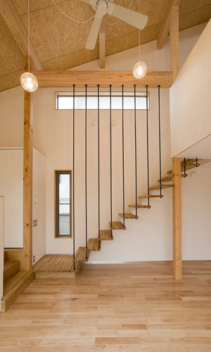 自然素材で軽やかなデザインの階段スペース