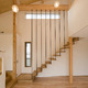 自然素材で軽やかなデザインの階段スペース