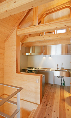 木質空間とステンレス製キッチン