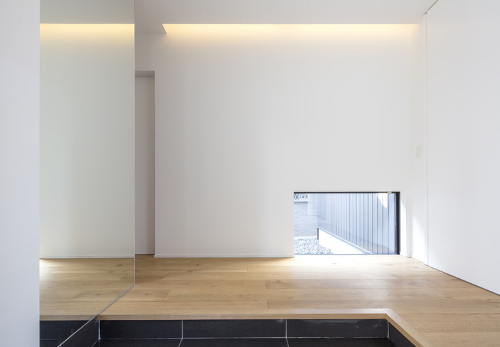 幅広な床オーク材が立体感を生む玄関