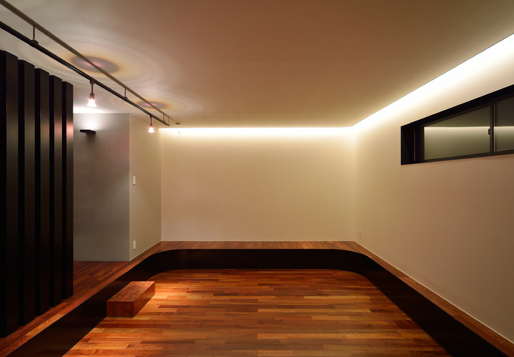 間接照明と天井壁からの照明がムード漂うマルチルーム