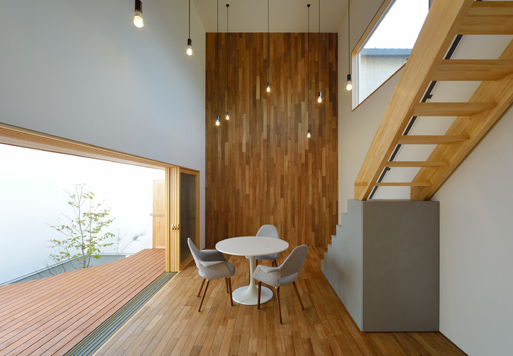 建物の個性と相性のよい、エーロ・サーリネンの椅子とテーブル