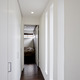 寝室まで伸びる廊下に、細長い窓から優しい光が入る