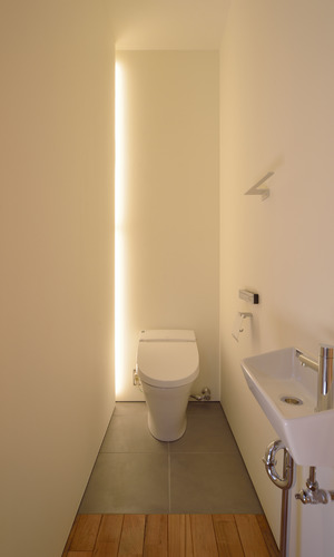 狭さを感じさせない、考え抜かれたトイレの壁面照明