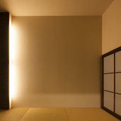 横壁から見える照明が雅な空間を演出する和室