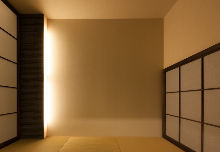 横壁から見える照明が雅な空間を演出する和室