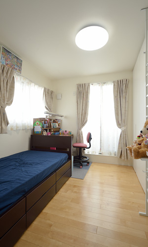 2面からの採光が明るさを増す子供部屋