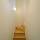 集成材の木調が白い壁と共に若々しさを感じる階段