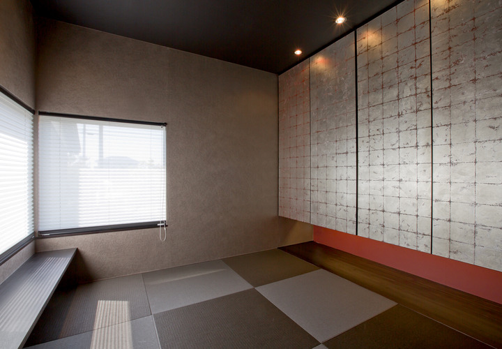 琉球畳と箔押しのふすまがモダンな和室