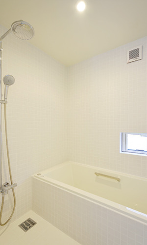小窓がかわいい白い浴室