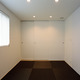 焦げ茶の琉球畳と白い壁天井でシンプル和モダンを演出した和室