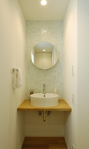 洗面器・鏡・アクセサリーも、丸で統一された洗面所