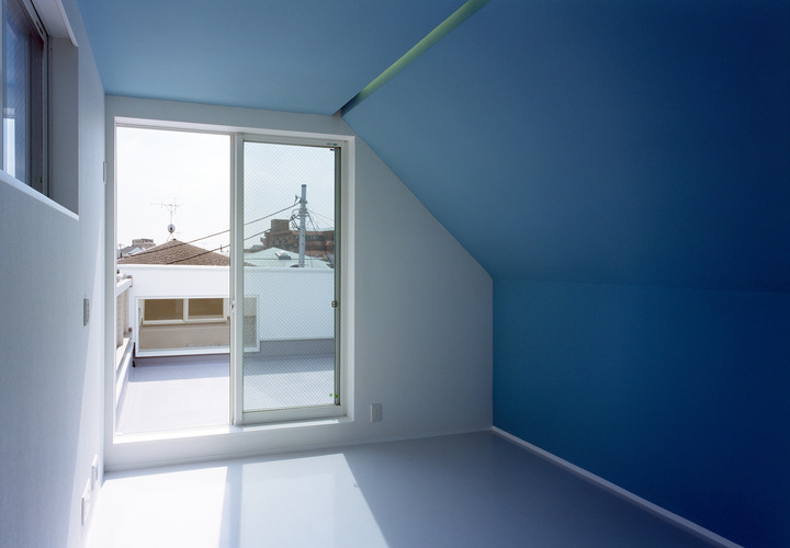 アクセントカラーでもあるブルーを天井壁一面だけに塗ることで、とても印象的な子供室に