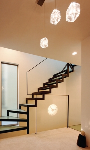 照明と階段のコラボレーションがモダンな雰囲気を醸す