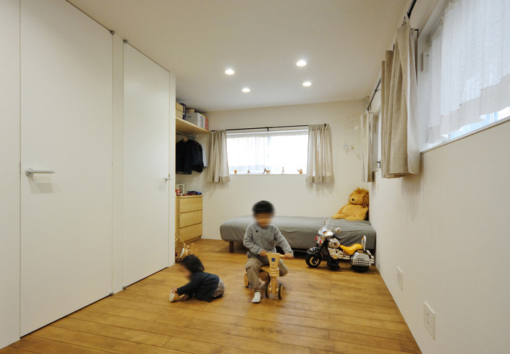 将来的に２部屋に分けることを想定した、左右対称の子供室