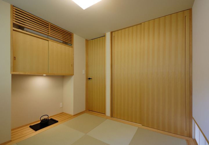 琉球畳と木枠を生かした、和洋折衷の和室