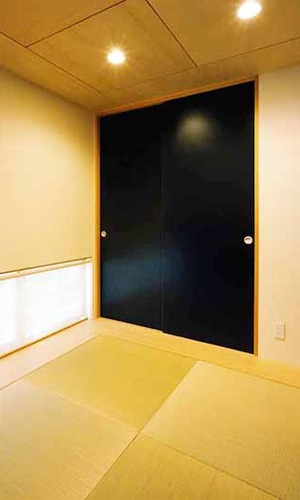 琉球畳と黒い戸の和室