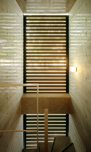 幻想的な光に包まれる階段室のルーバー