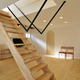 手摺を天井にて支持することにより、軽快な印象を付加した階段
