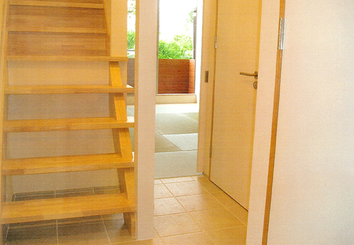 玄関から繋がる和室と2階への階段