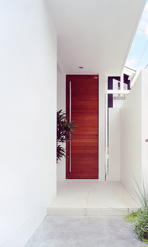 白壁に一際目立つ木製の玄関ドア
