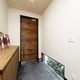 木製ドアが、懐かしい雰囲気のある柔らかい空間作りにマッチした玄関