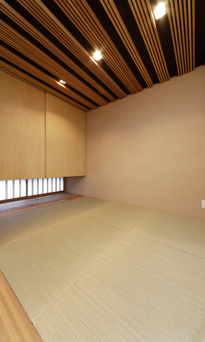 モダンな天井壁が、シンプルな琉球畳によく似合う和室