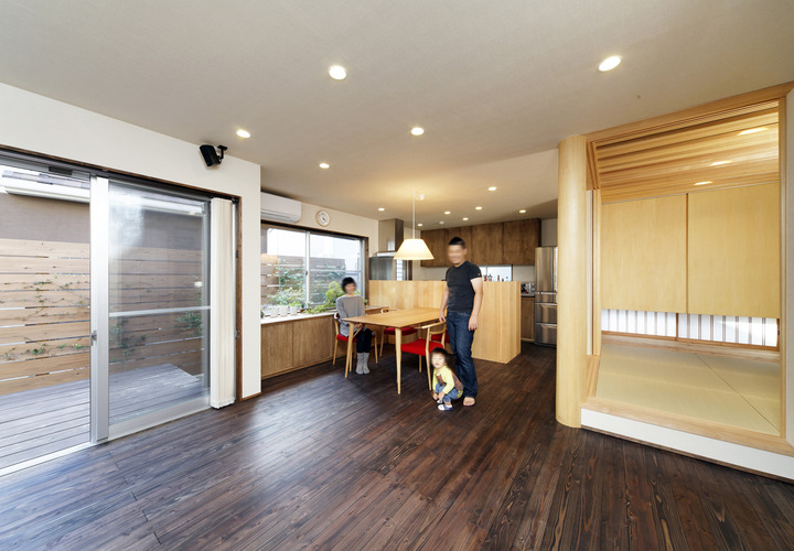 それぞれ使用目的によって効果的に木材を替えた、包み込むような柔らかい空間が印象的なダイニング・キッチン＋和室