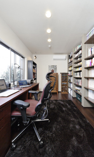 窓から四季を味わいつつ大容量の書籍を収納できる、作業しやすい書斎