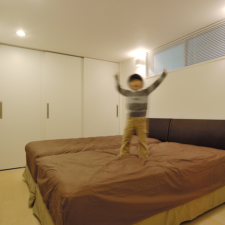 寝ることに集中できるように、シンプルに設計された主寝室