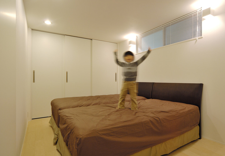 寝ることに集中できるように、シンプルに設計された主寝室