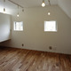 自然塗料で仕上た無垢材の床と塗り壁を基調とした、体に優しい部屋